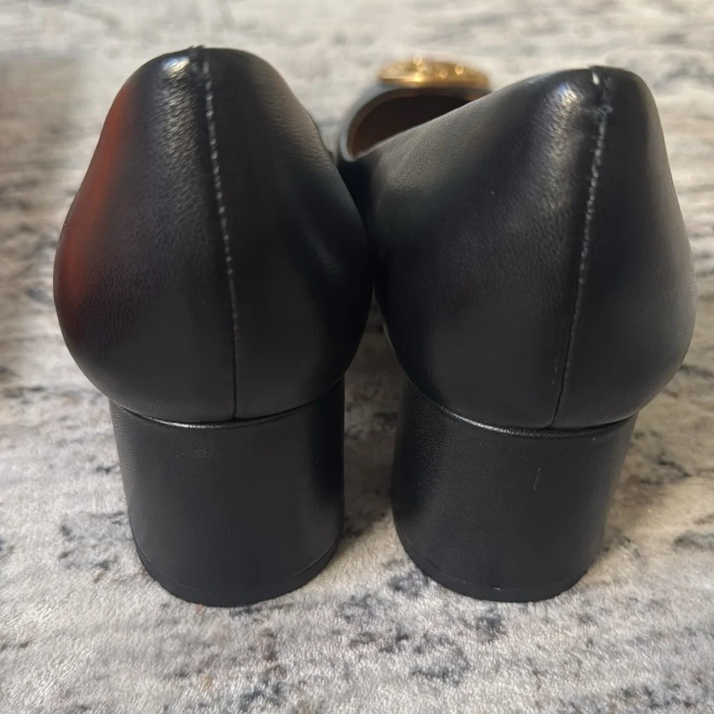 Tory Burch Black Chelsea Leather pumps with Gold Logo. Size 8